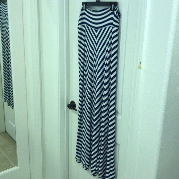 White and blue maxi skirt with matching blue top. - Picture 7 of 7